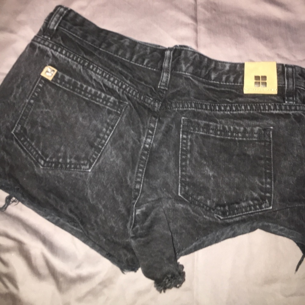 High waisted black shorts - Picture 2 of 2